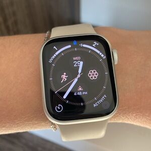 Apple Watch Series 8 41mm Silver Aluminium CEL Starlight Solo Loop Beige